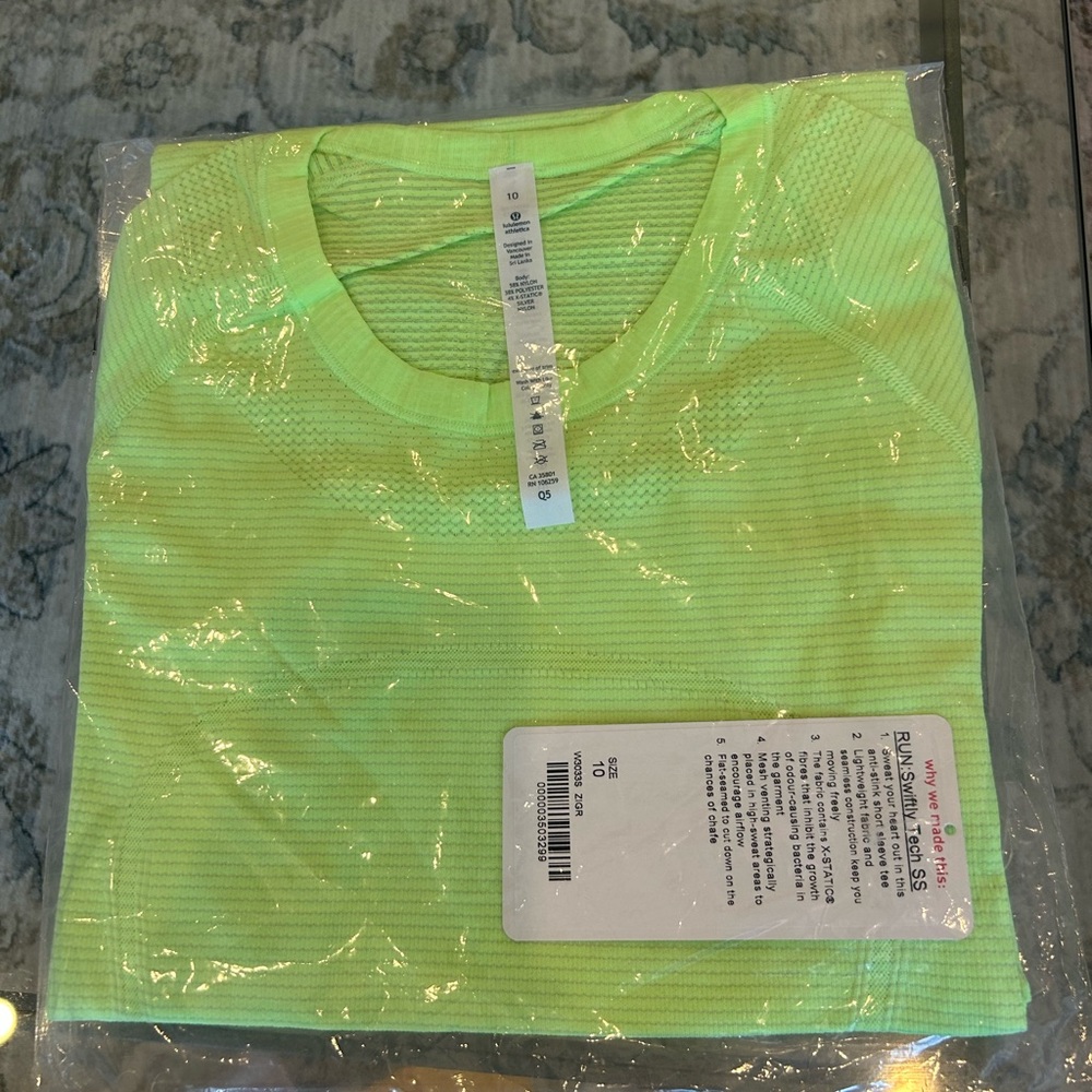 Lululemon RUN: swiftly tech SS, new with tags